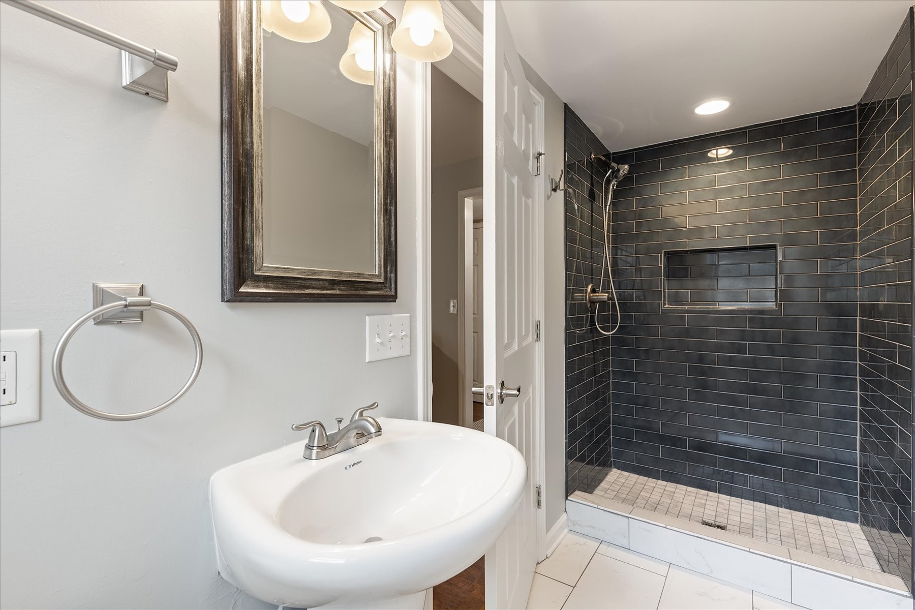 999 Windrowe Dr