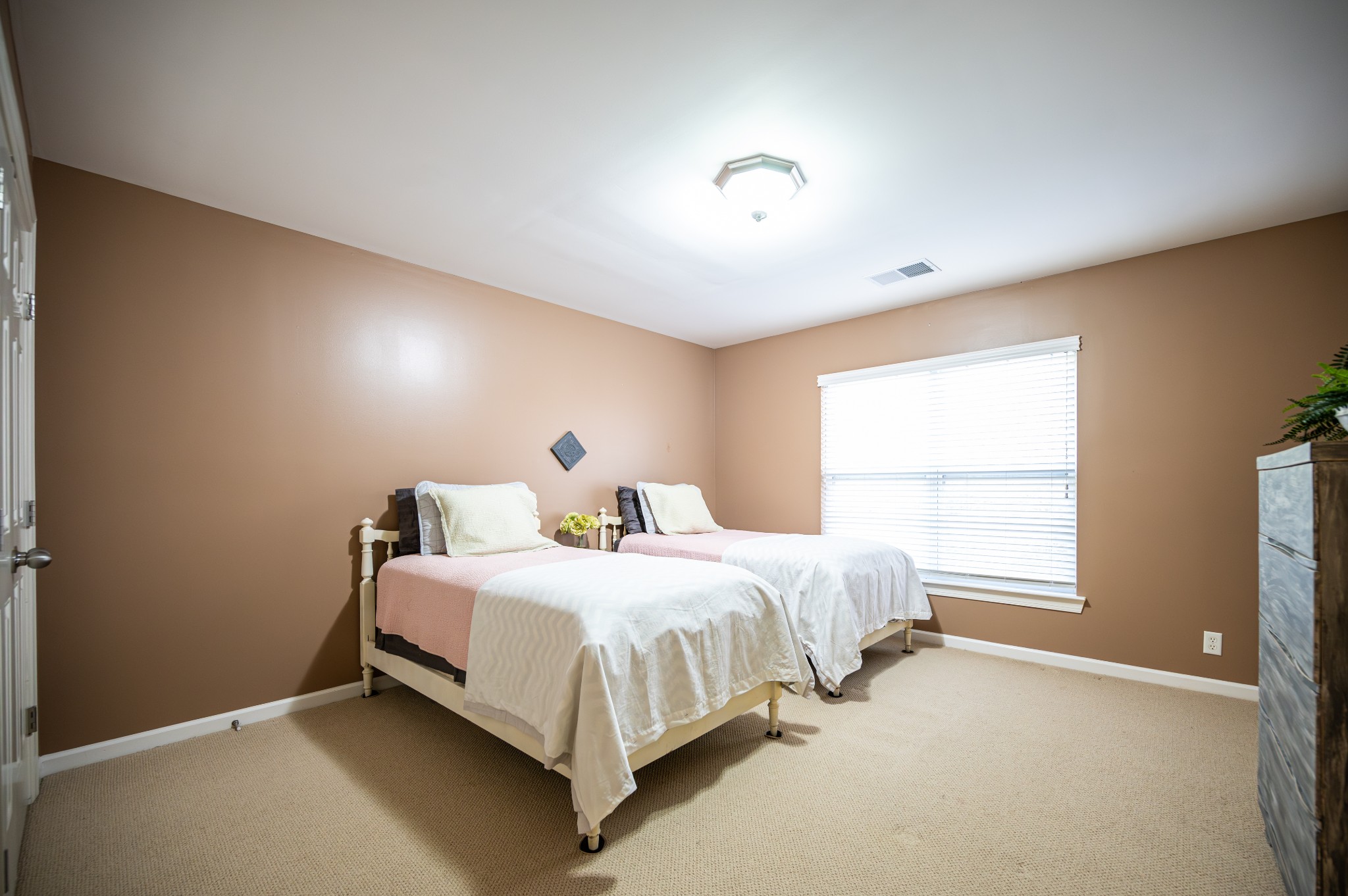 1020 Dunrobin Dr
