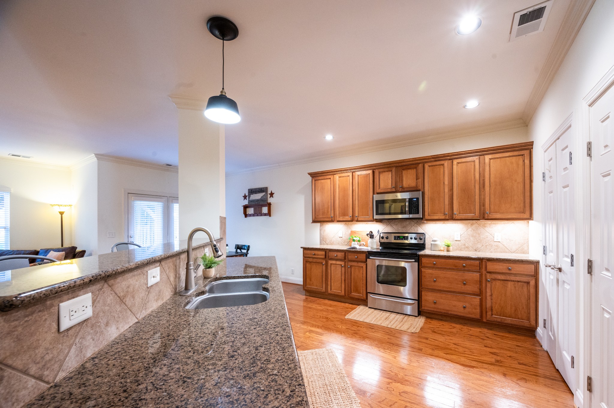 1020 Dunrobin Dr