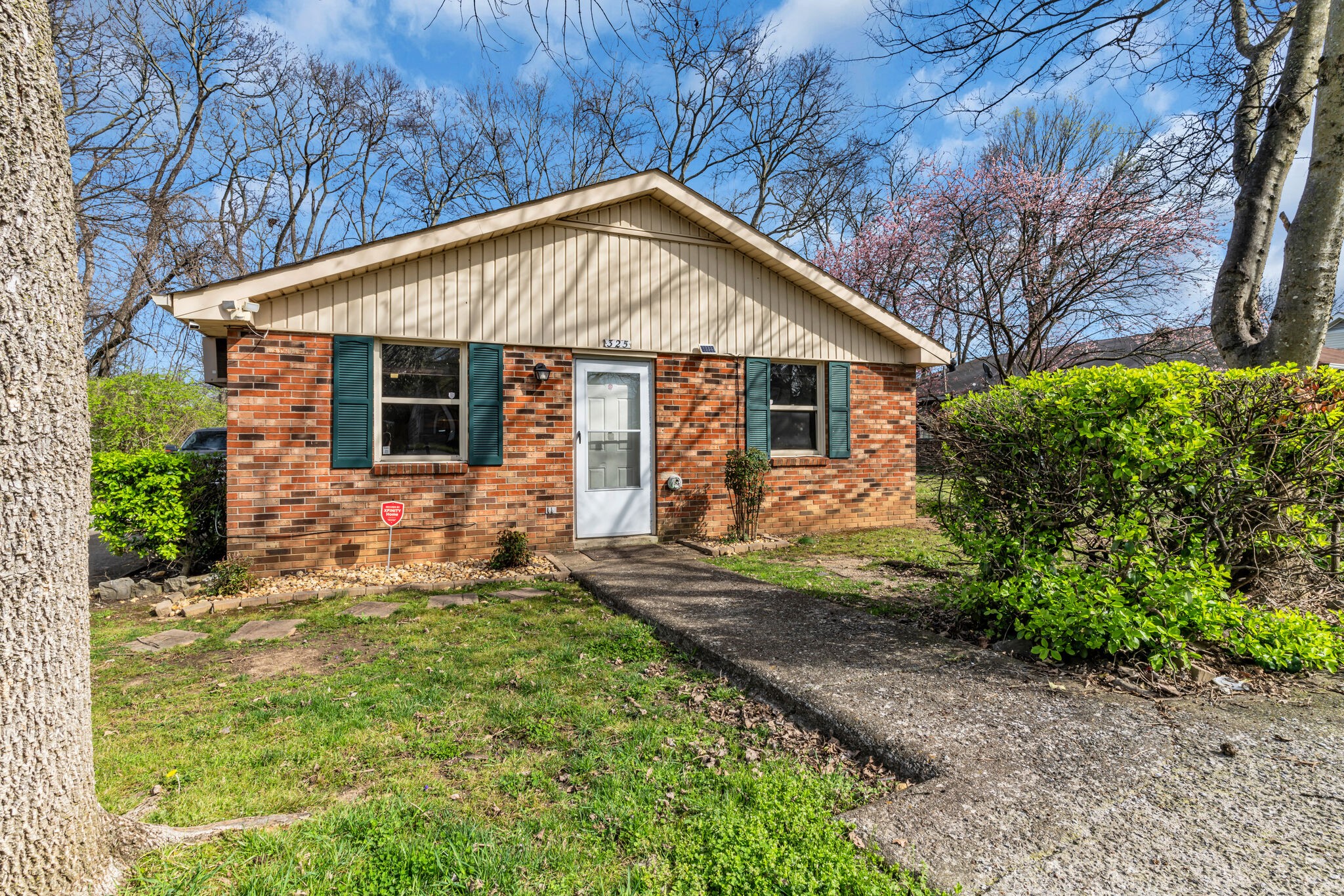 325 McArthur Dr