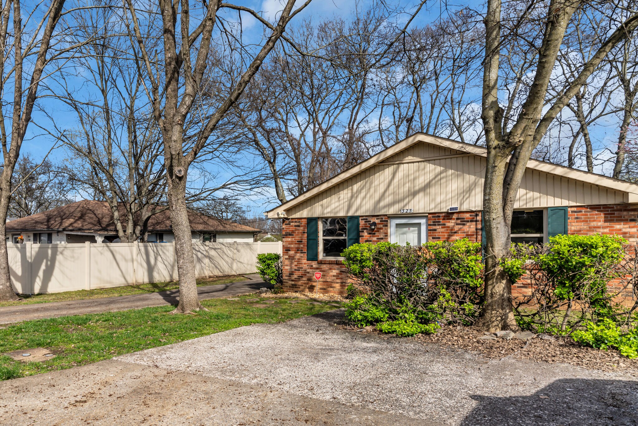 325 McArthur Dr