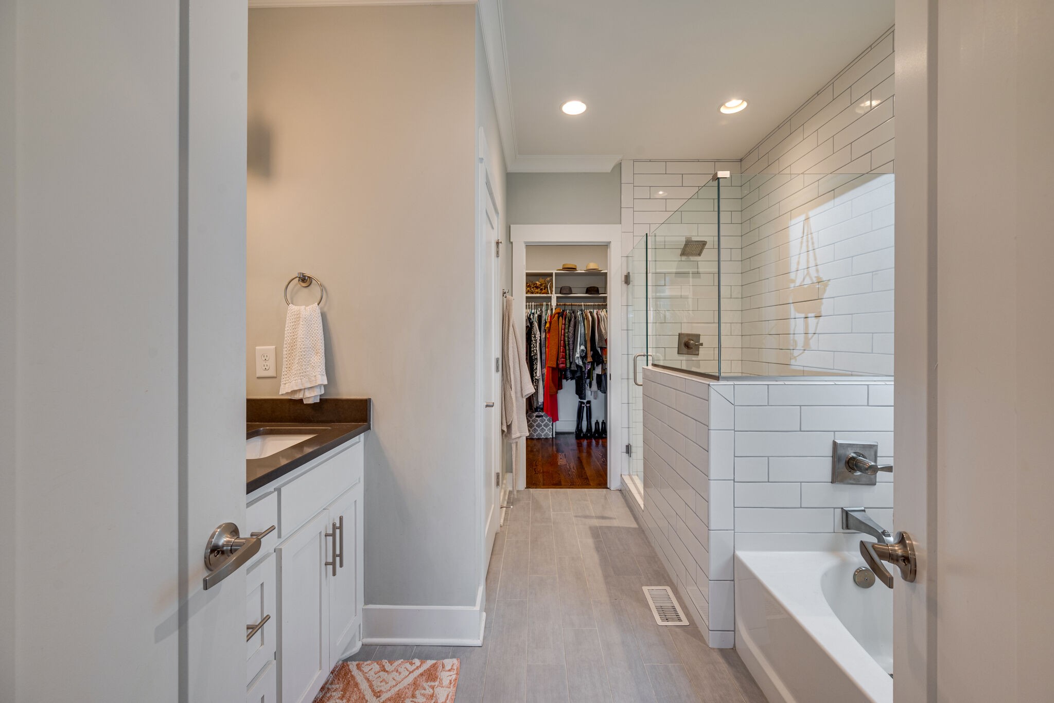 306A Queen Ave