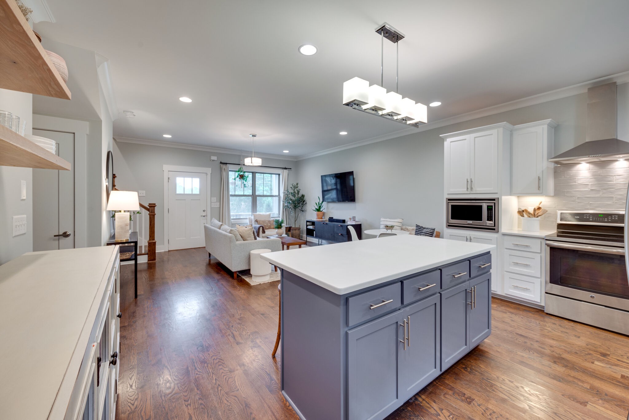 306A Queen Ave