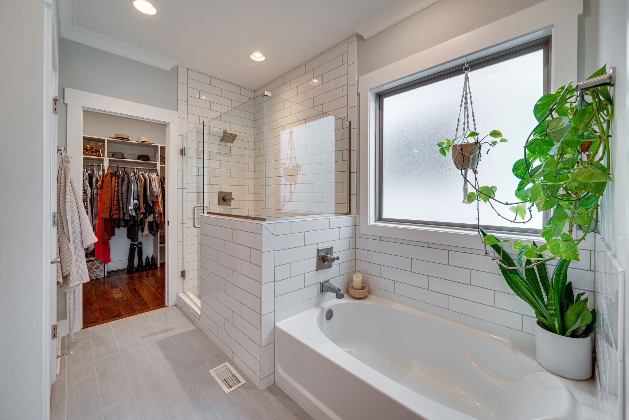 306A Queen Ave