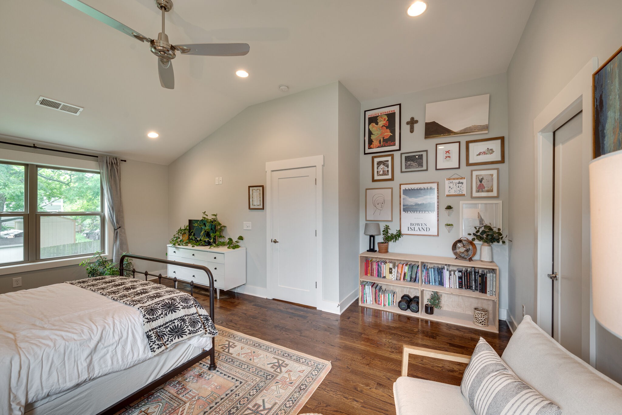 306A Queen Ave