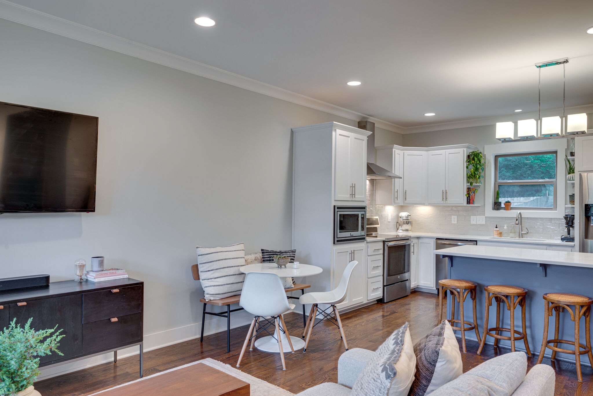 306A Queen Ave