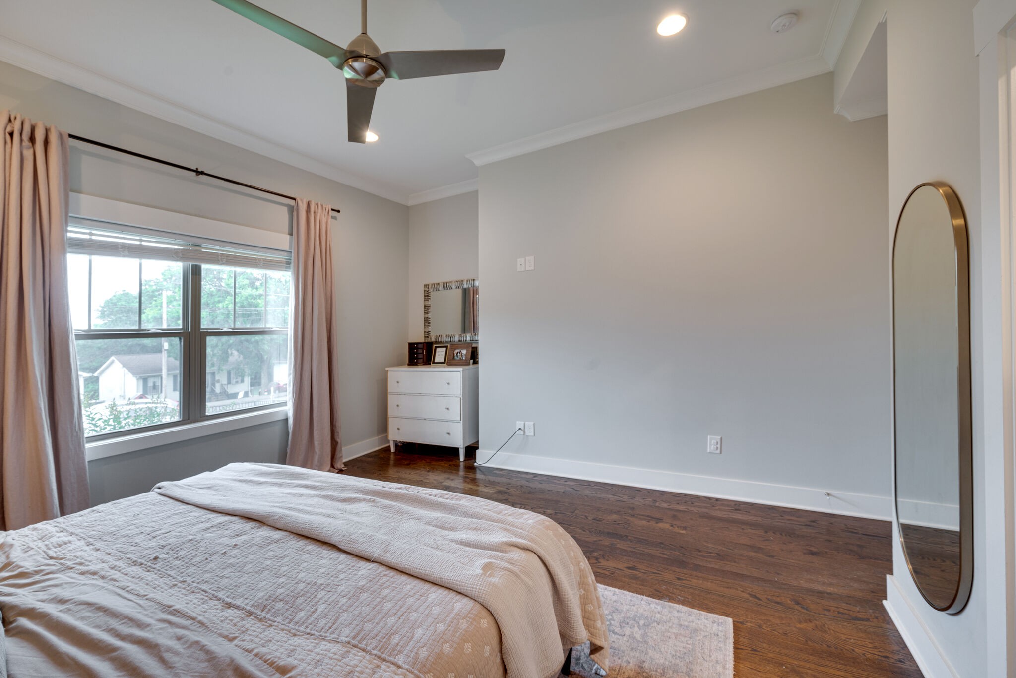 306A Queen Ave