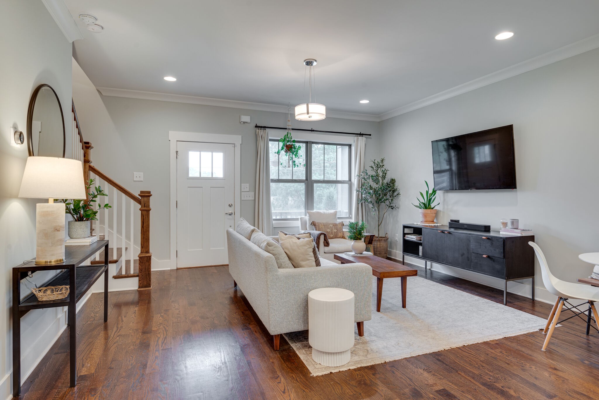 306A Queen Ave