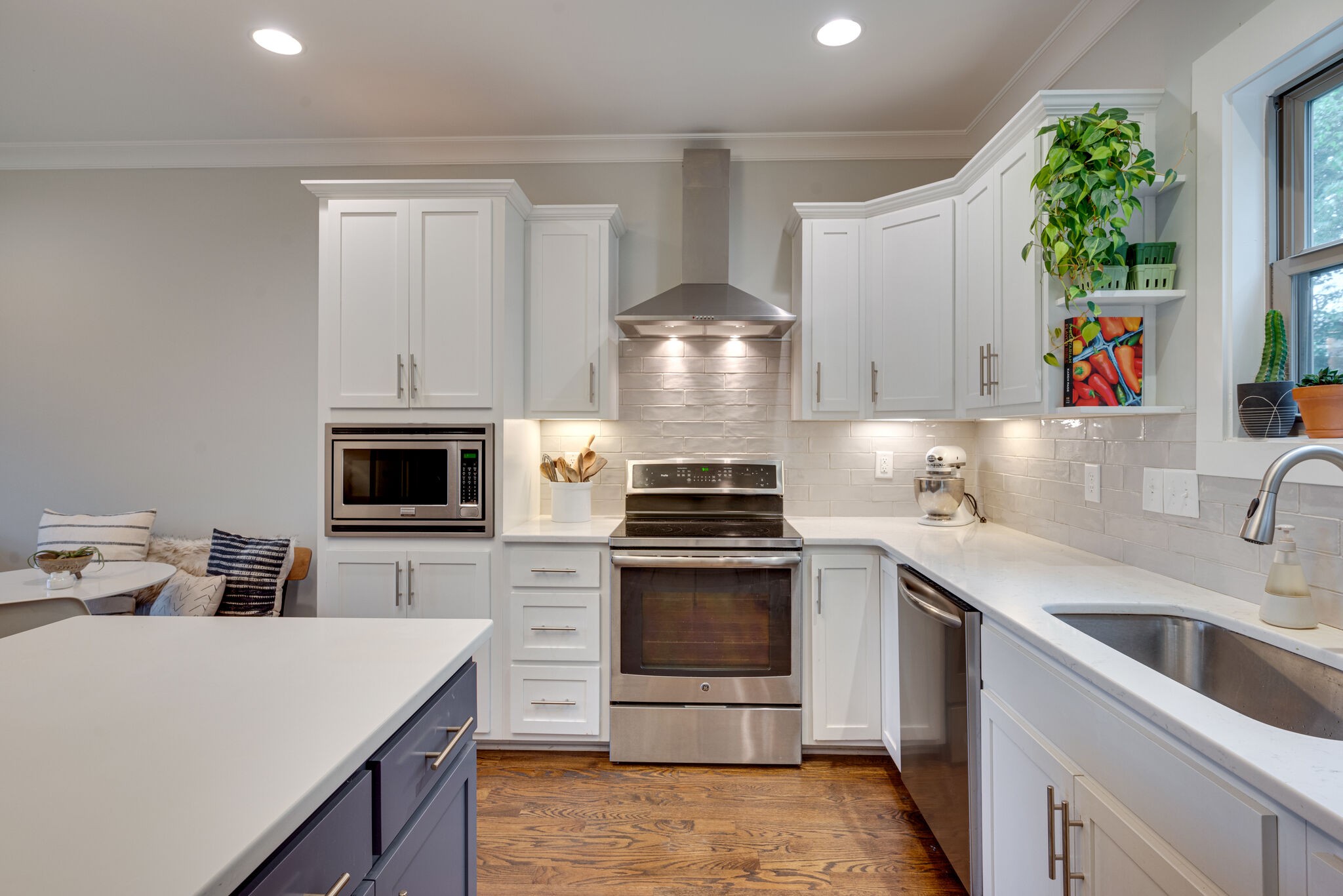 306A Queen Ave