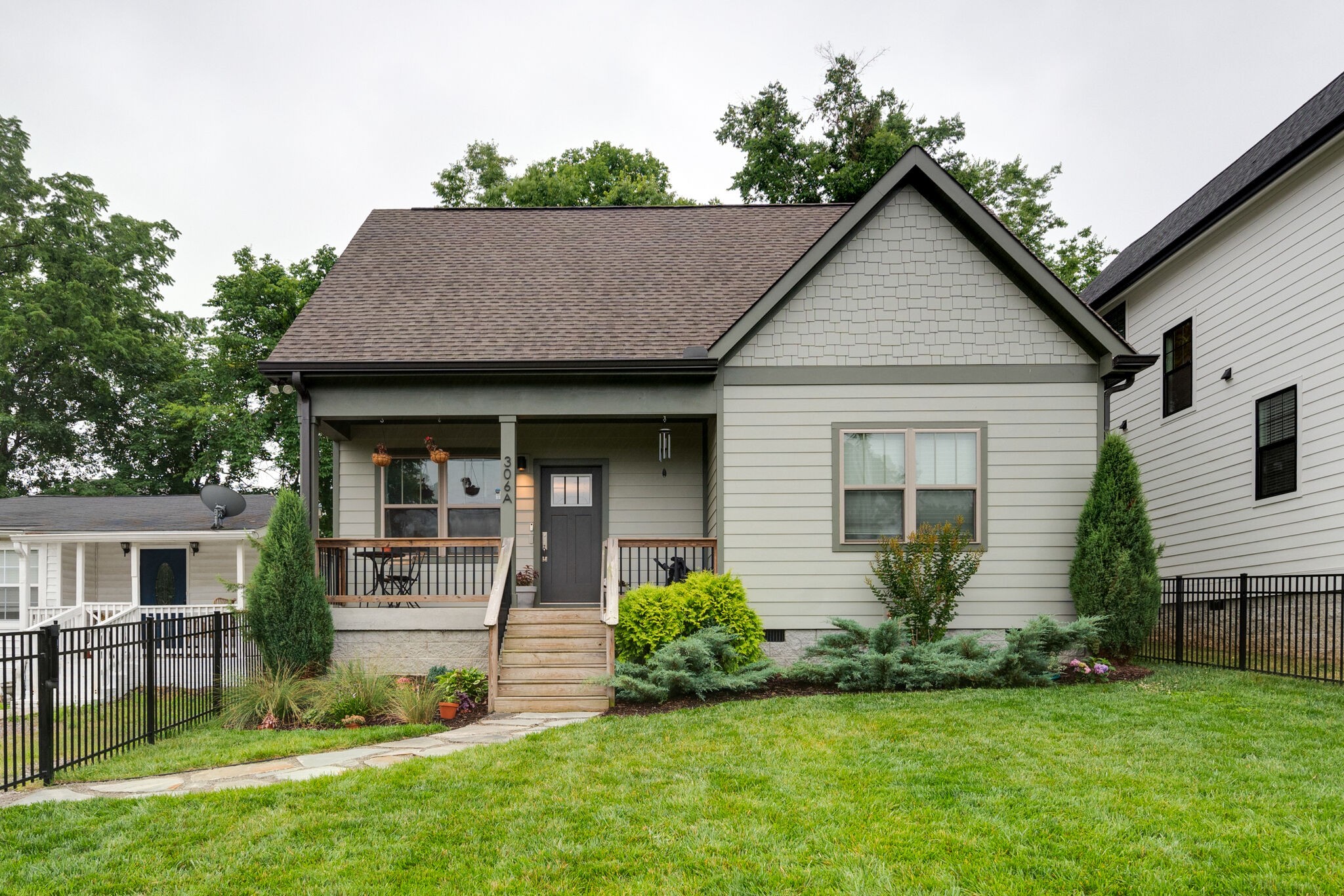 306A Queen Ave