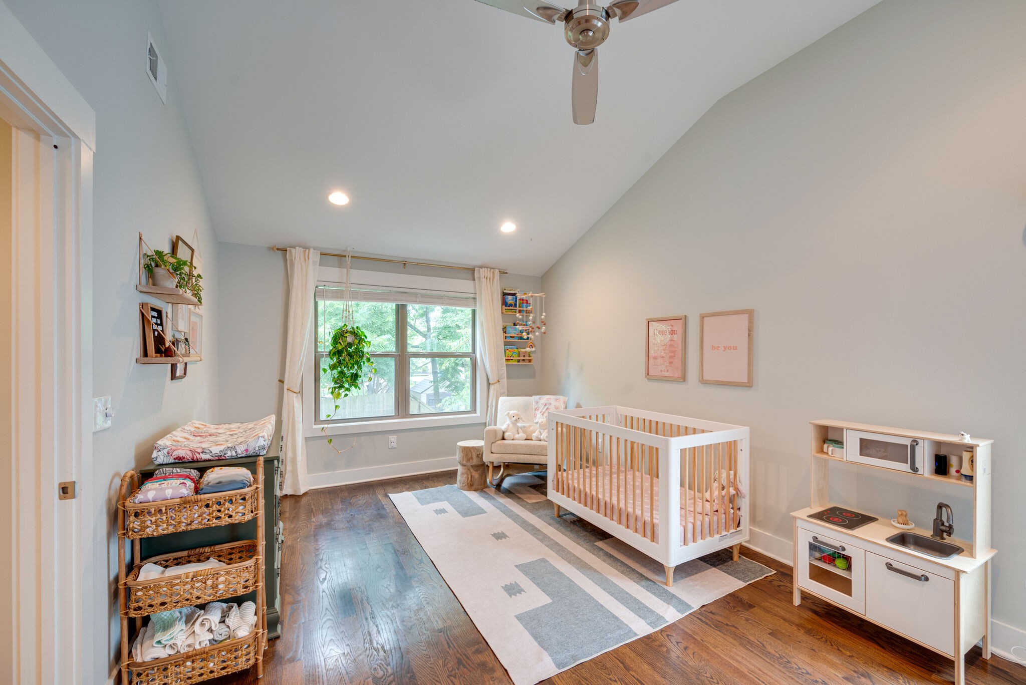 306A Queen Ave