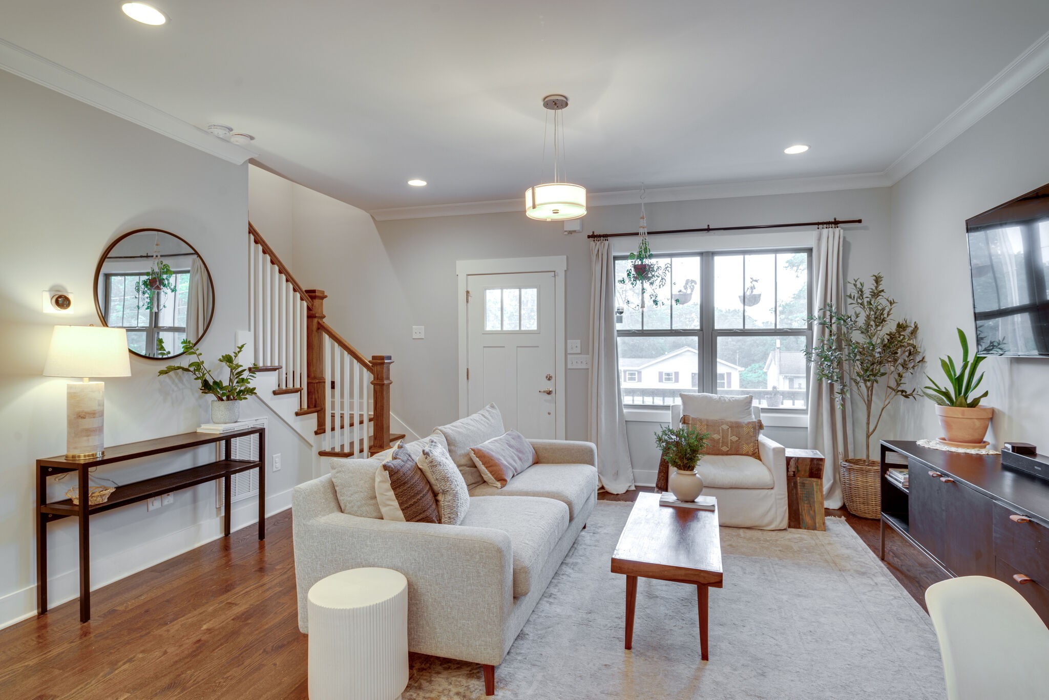 306A Queen Ave
