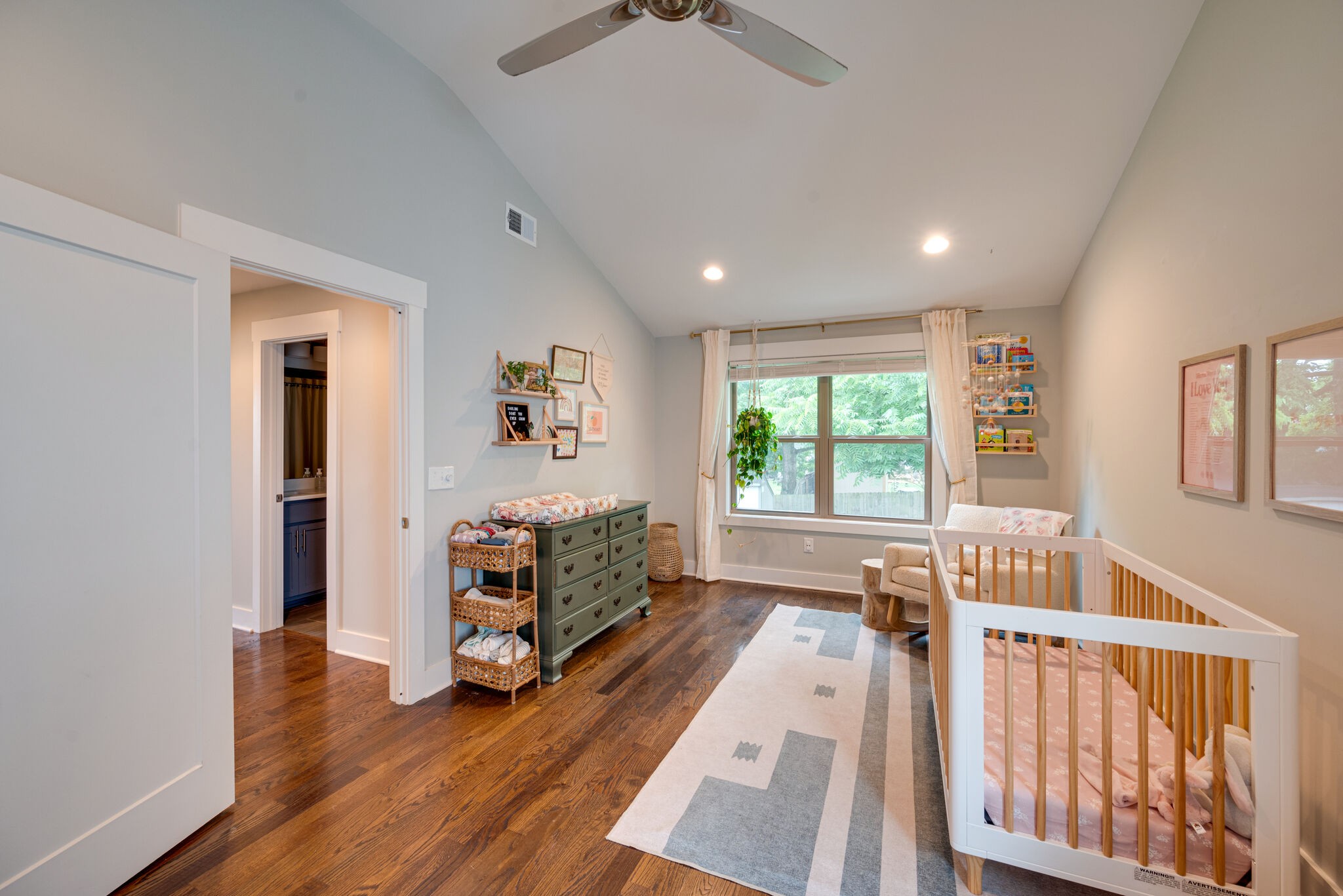 306A Queen Ave