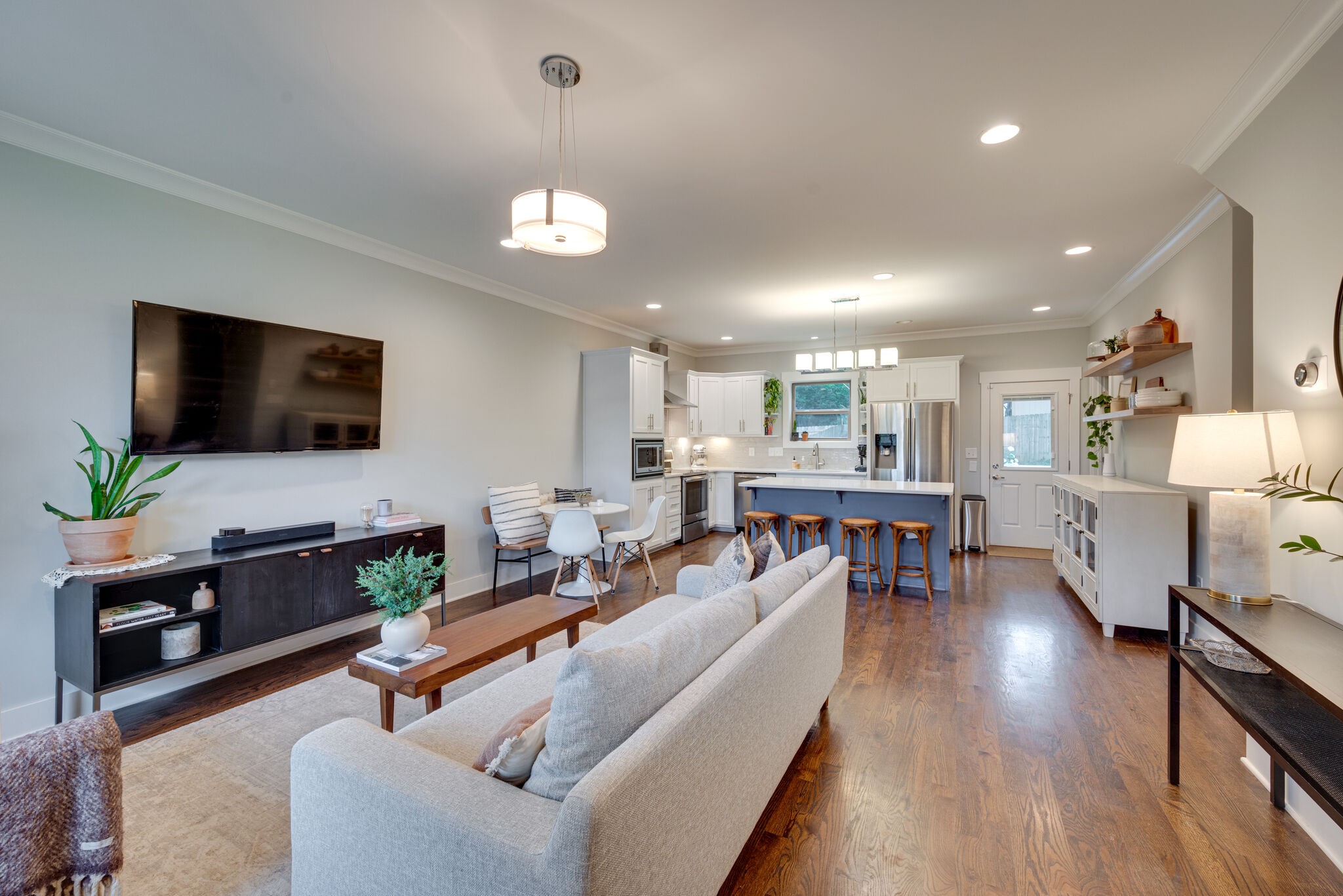 306A Queen Ave