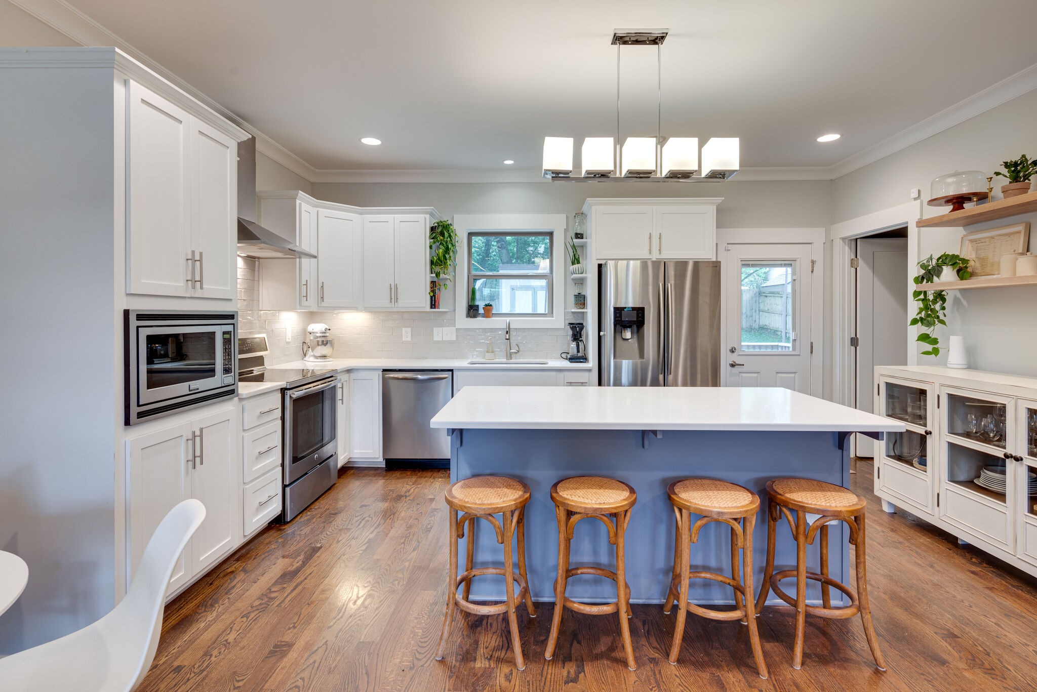 306A Queen Ave