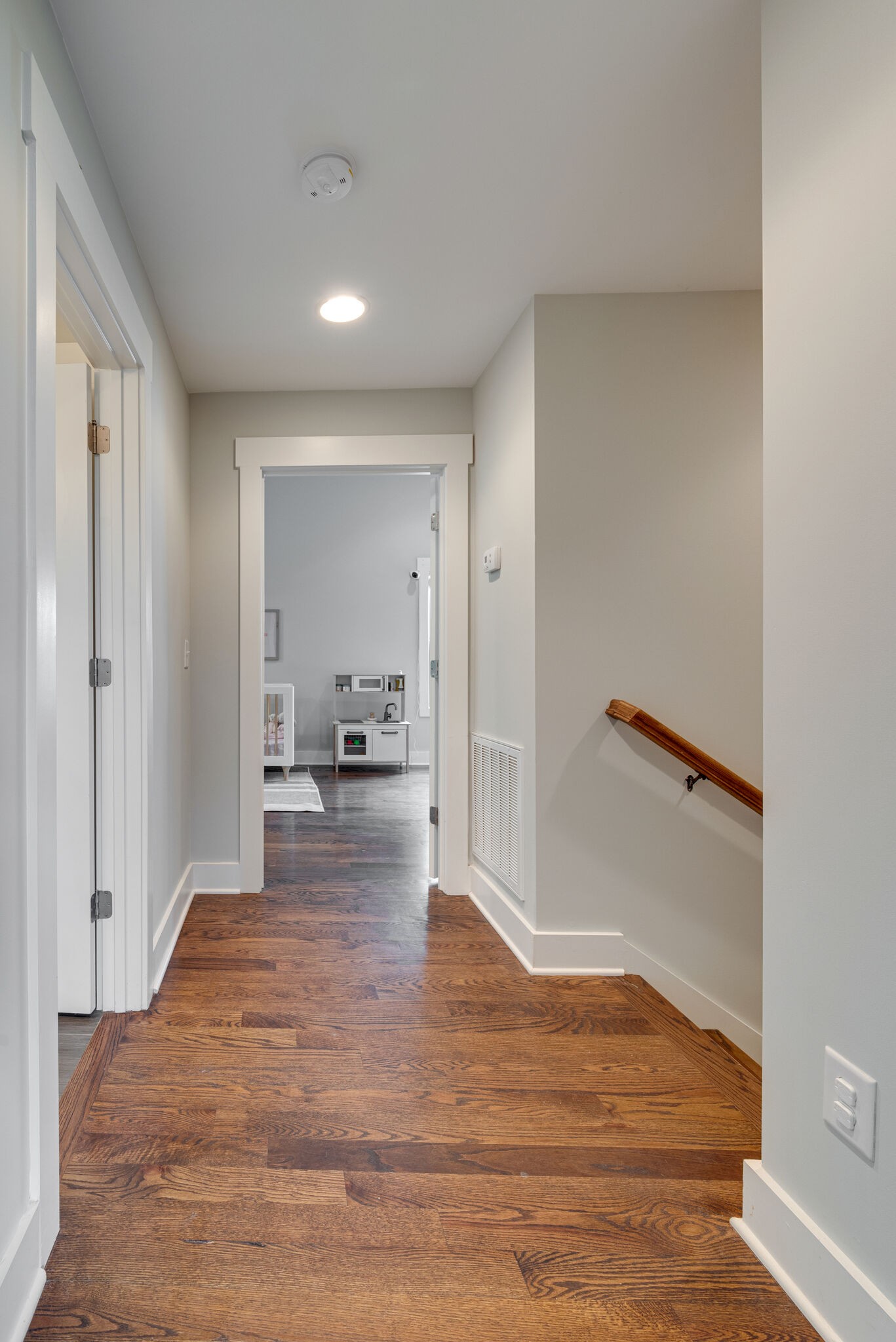306A Queen Ave