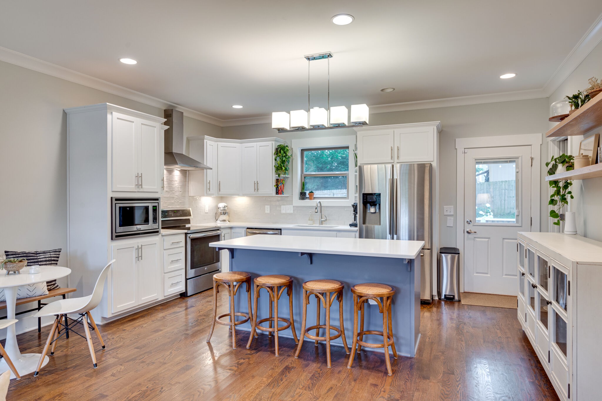306A Queen Ave