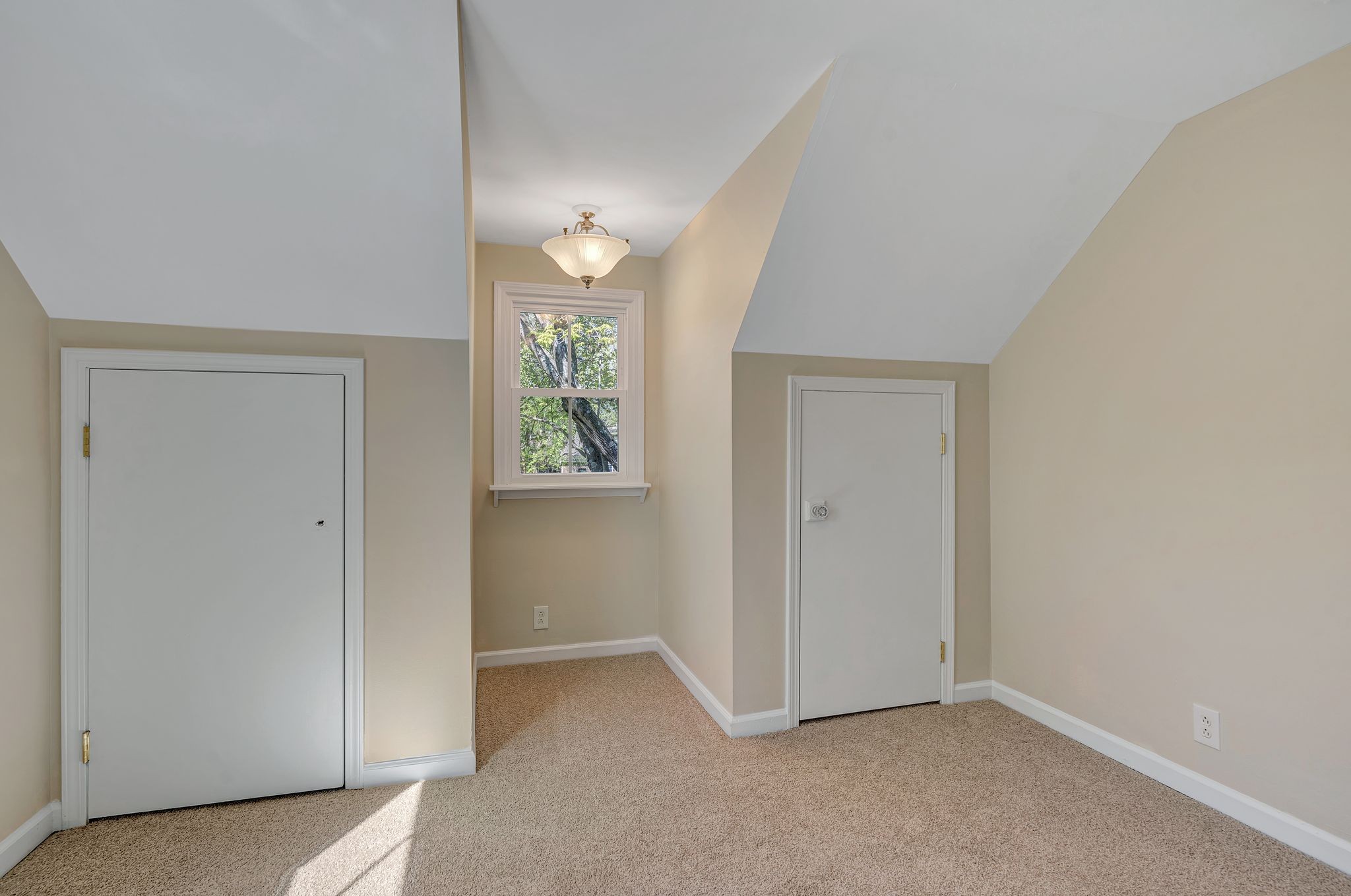 1922 Redbud Ct