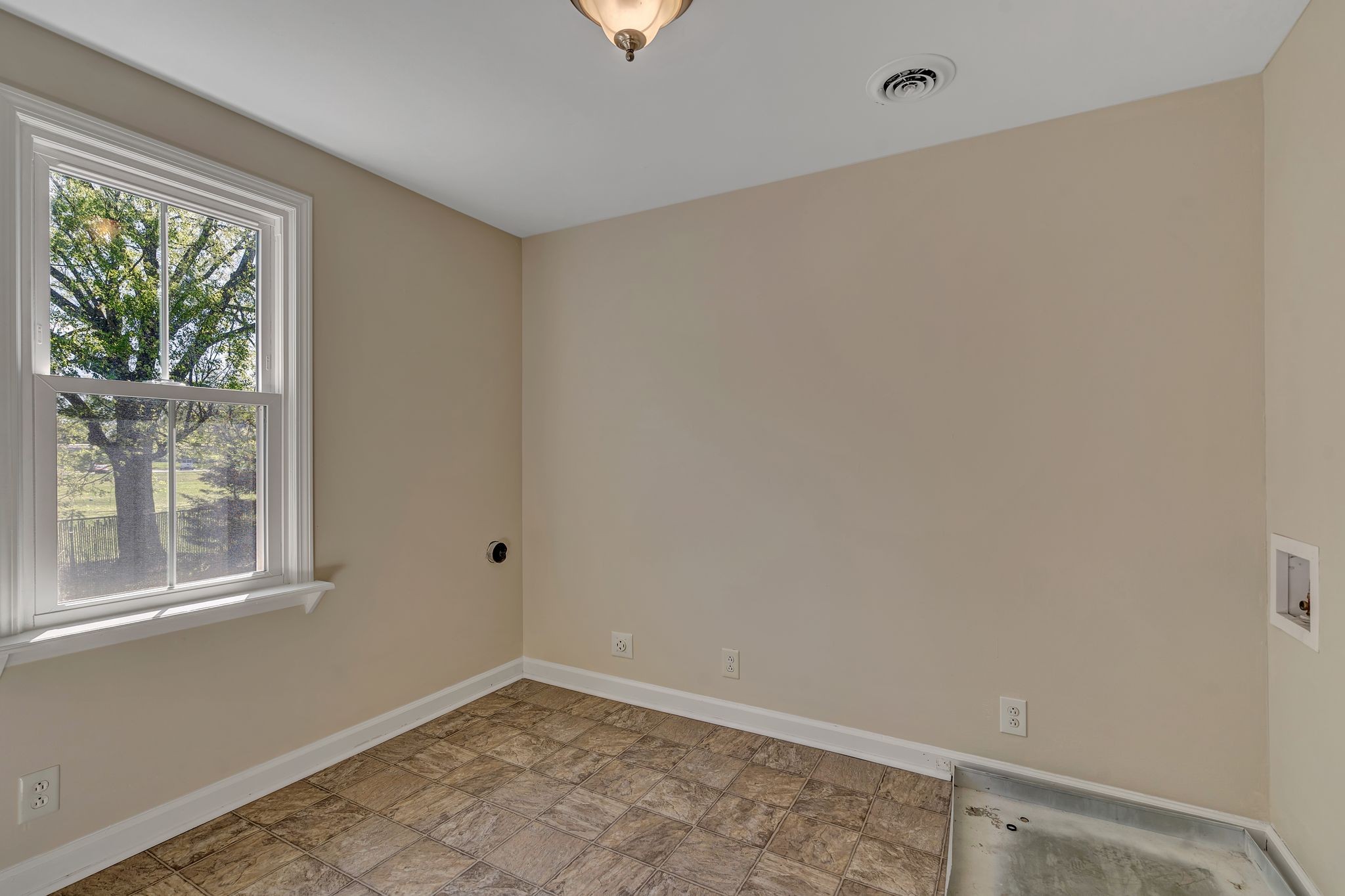 1922 Redbud Ct