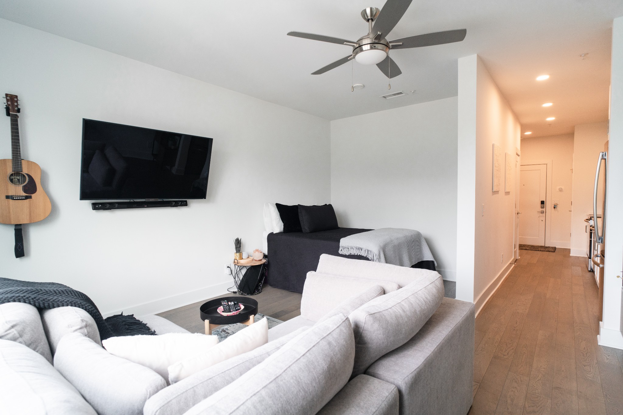 1041 E Trinity Ln Unit: 414