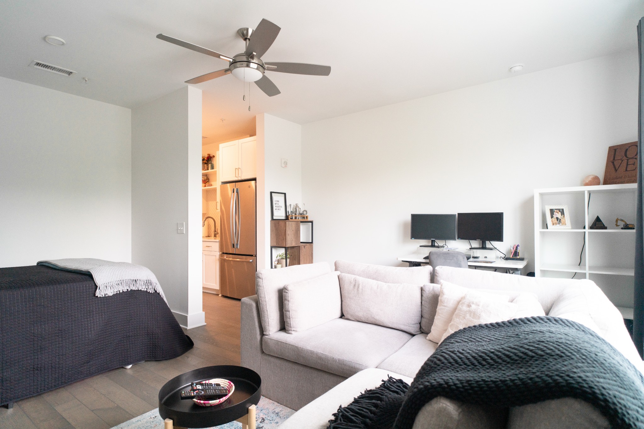 1041 E Trinity Ln Unit: 414