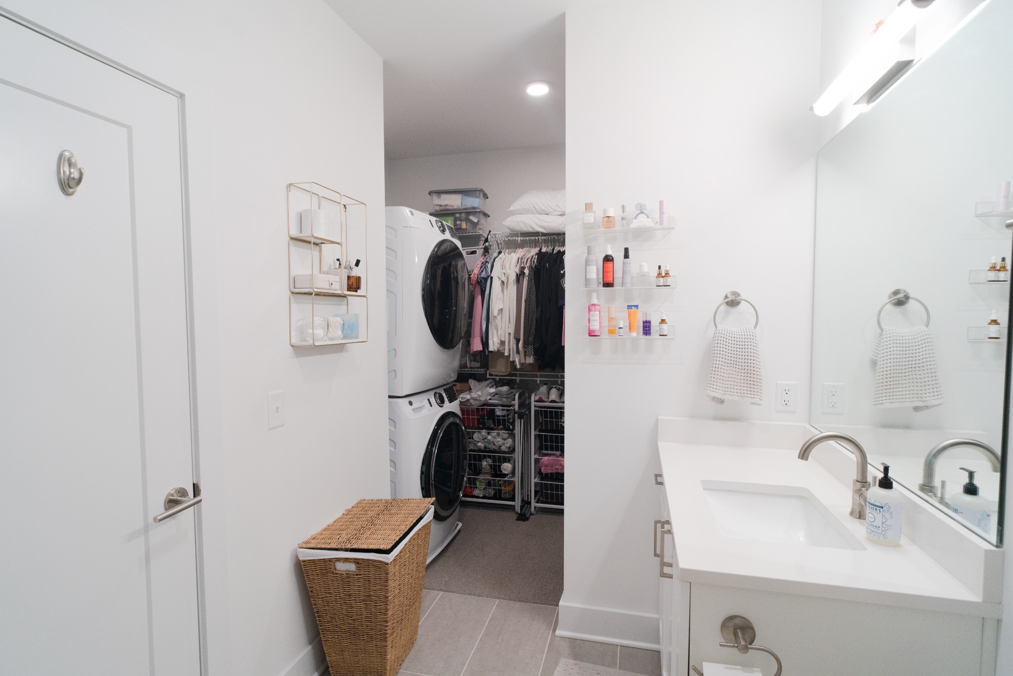 1041 E Trinity Ln Unit: 414