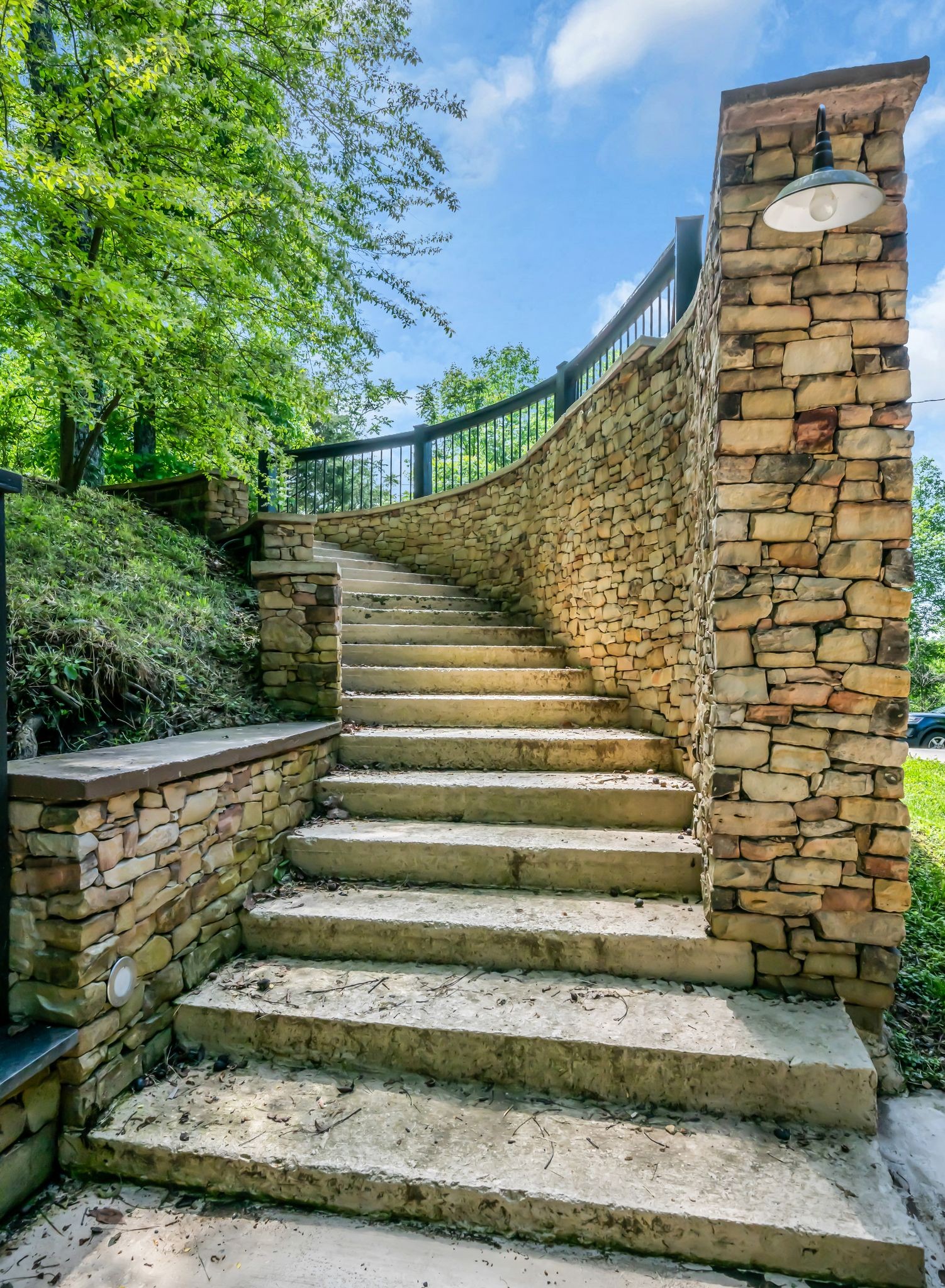 5546 Riverview Dr