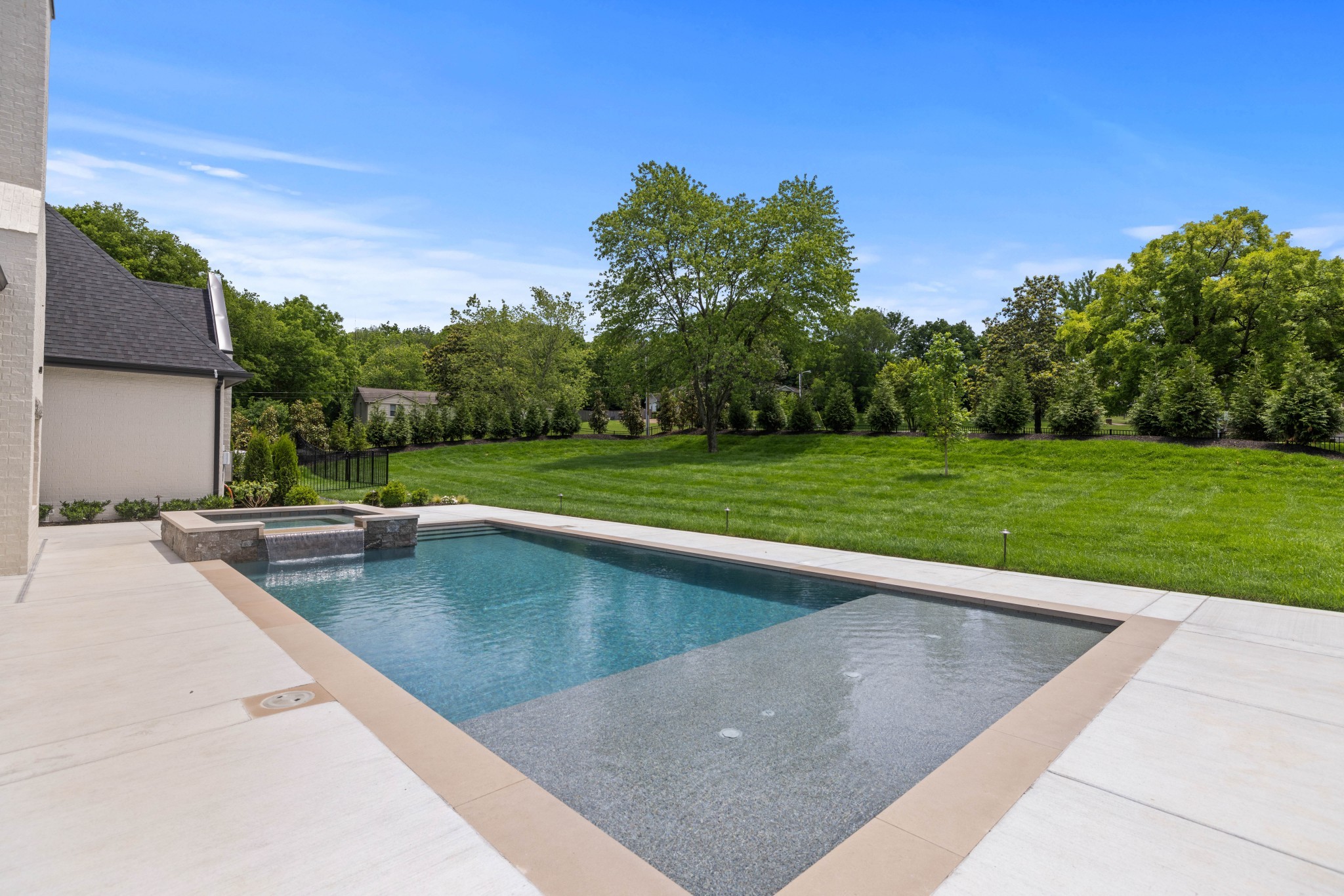 8011 Vaden Dr