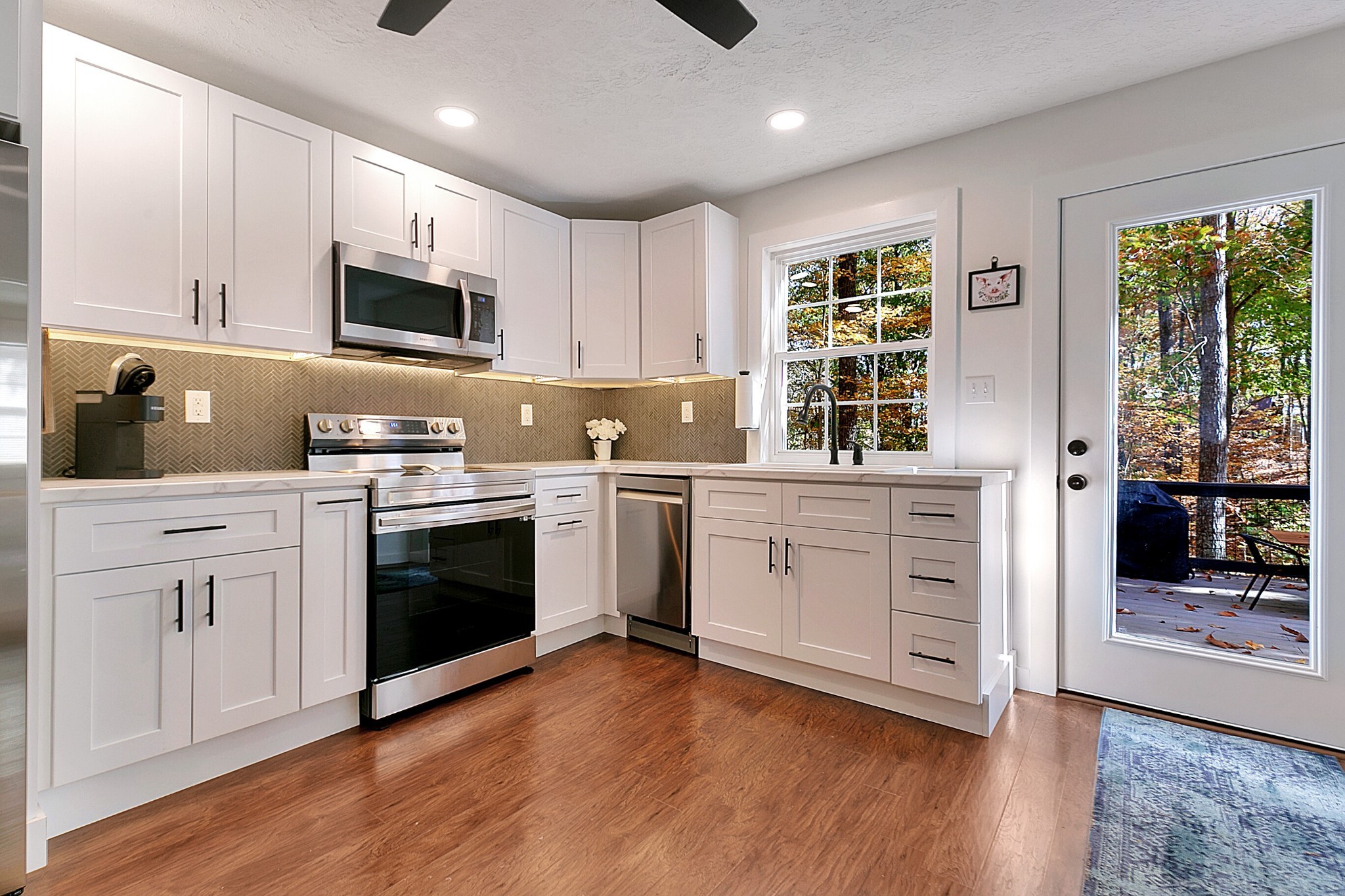 300 Lakeview Cir
