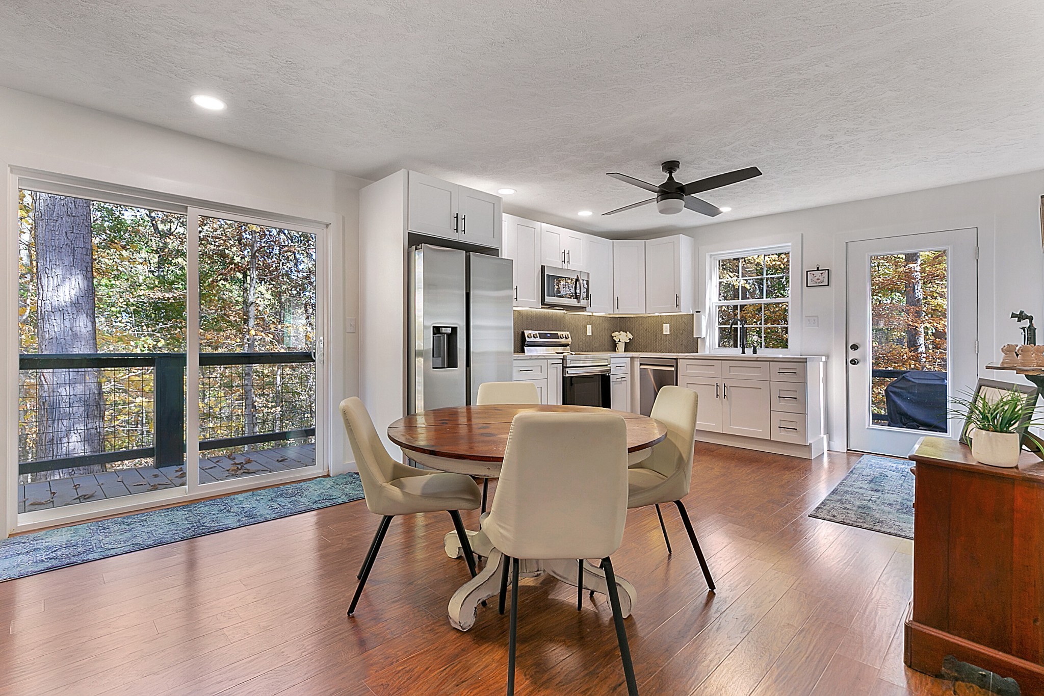 300 Lakeview Cir