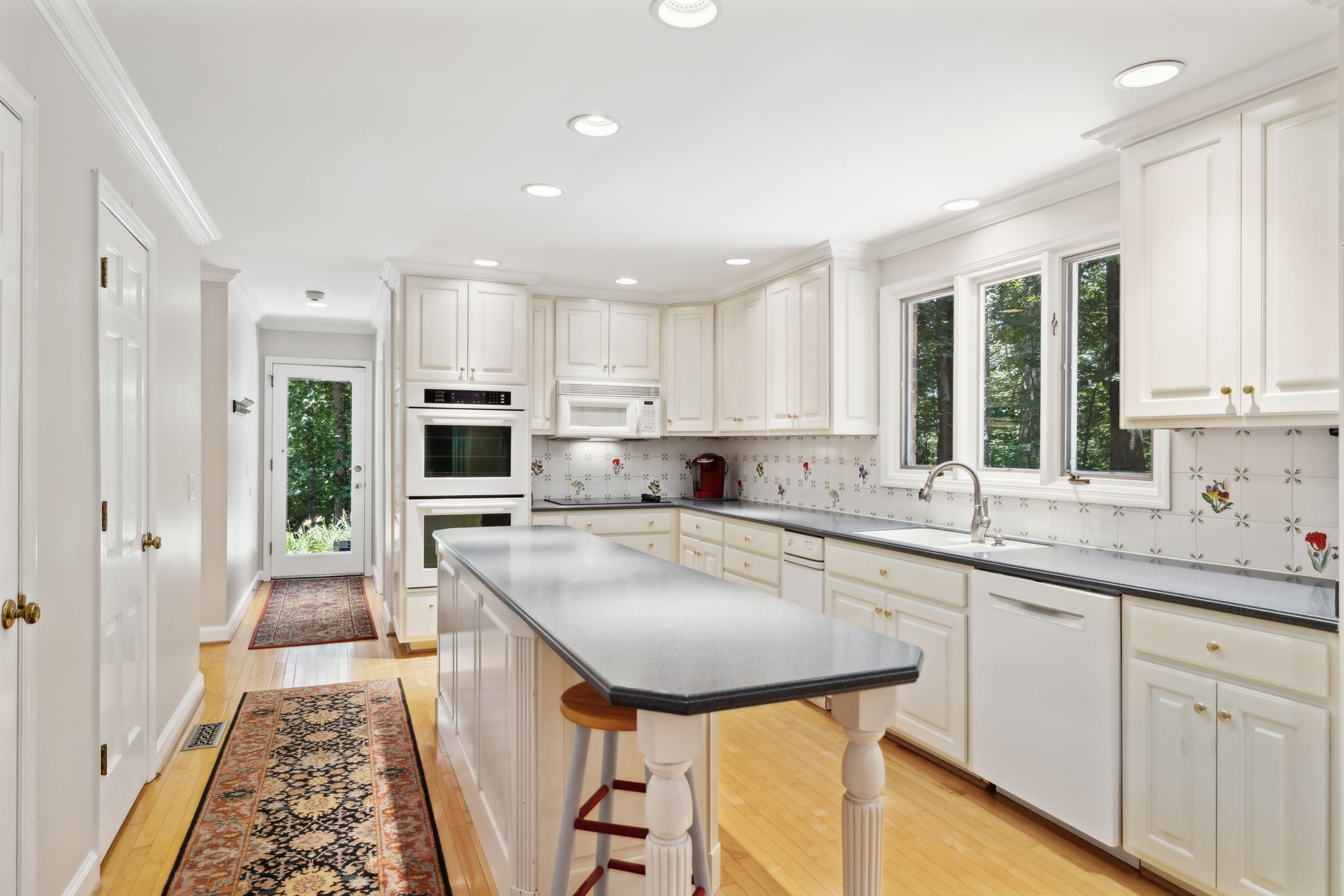 3927 New Highway 96, W