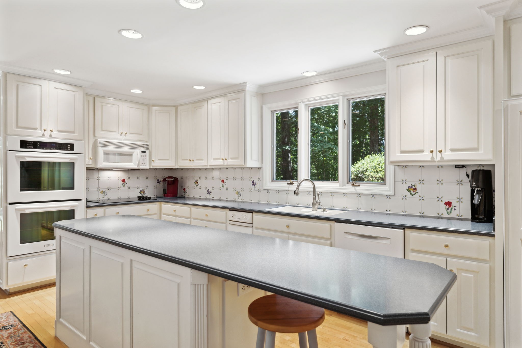 3927 New Highway 96, W