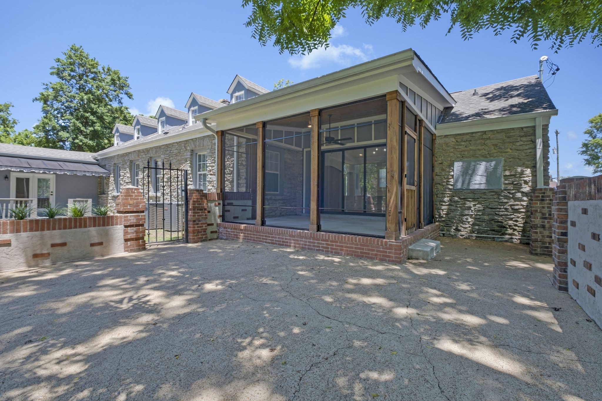 3224 Lakeshore Dr