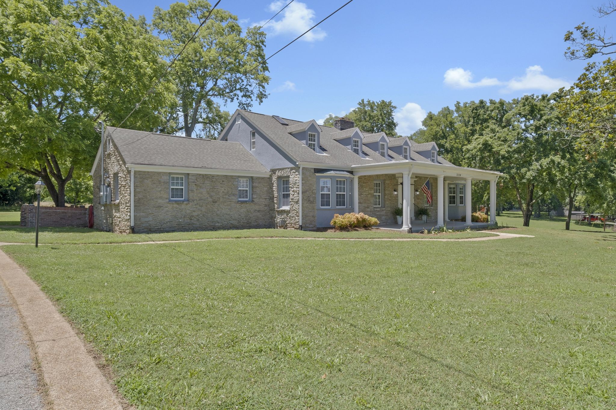 3224 Lakeshore Dr
