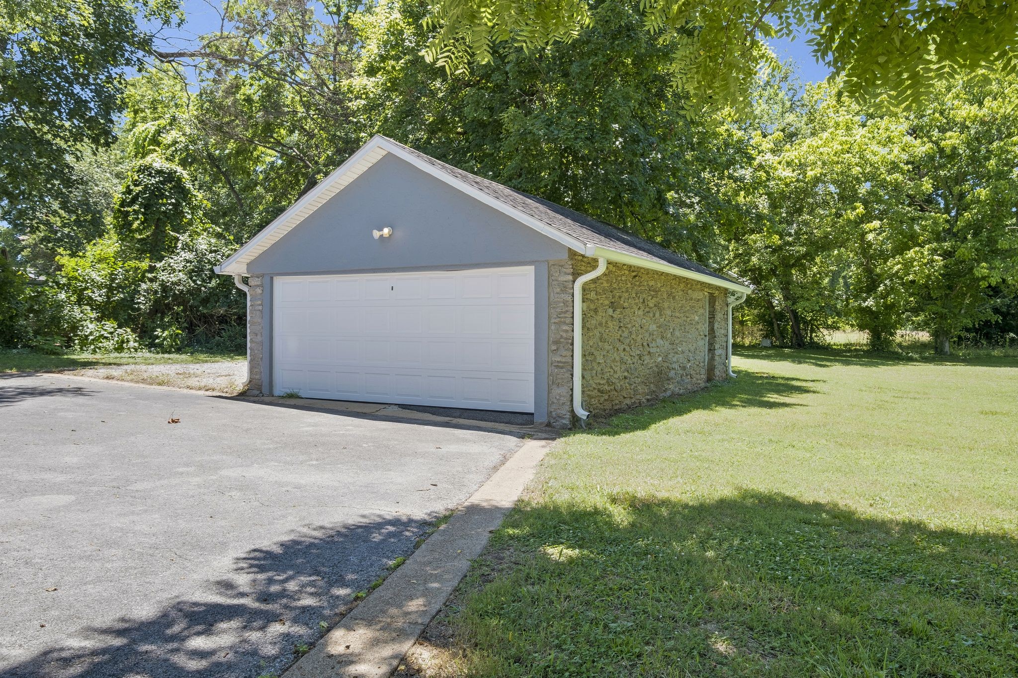 3224 Lakeshore Dr