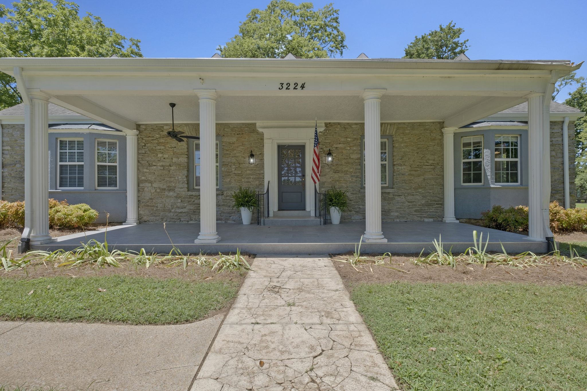3224 Lakeshore Dr