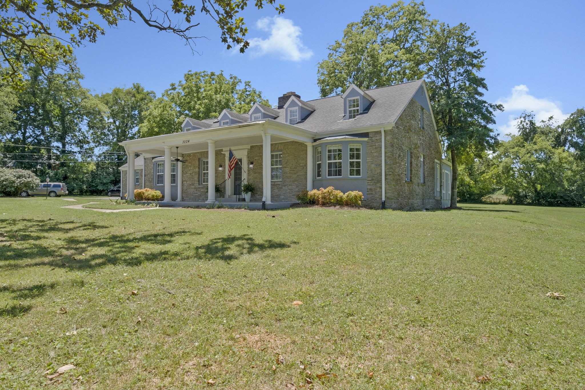 3224 Lakeshore Dr