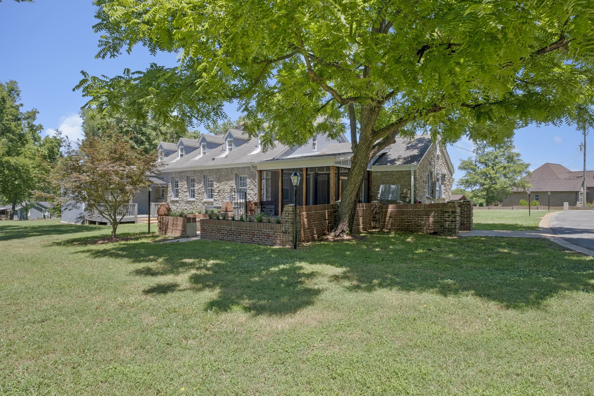 3224 Lakeshore Dr