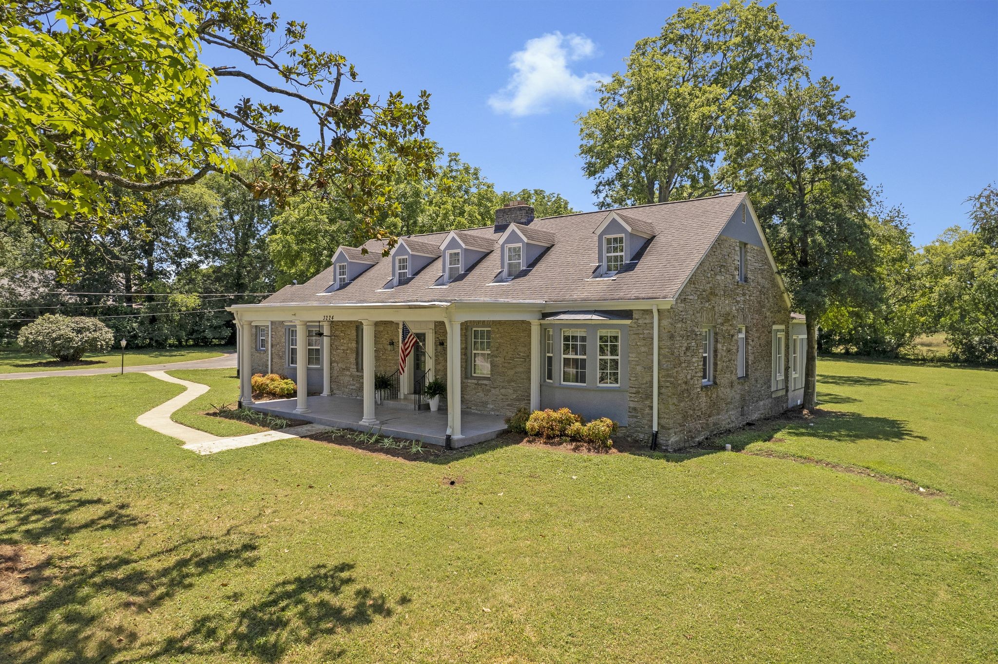 3224 Lakeshore Dr