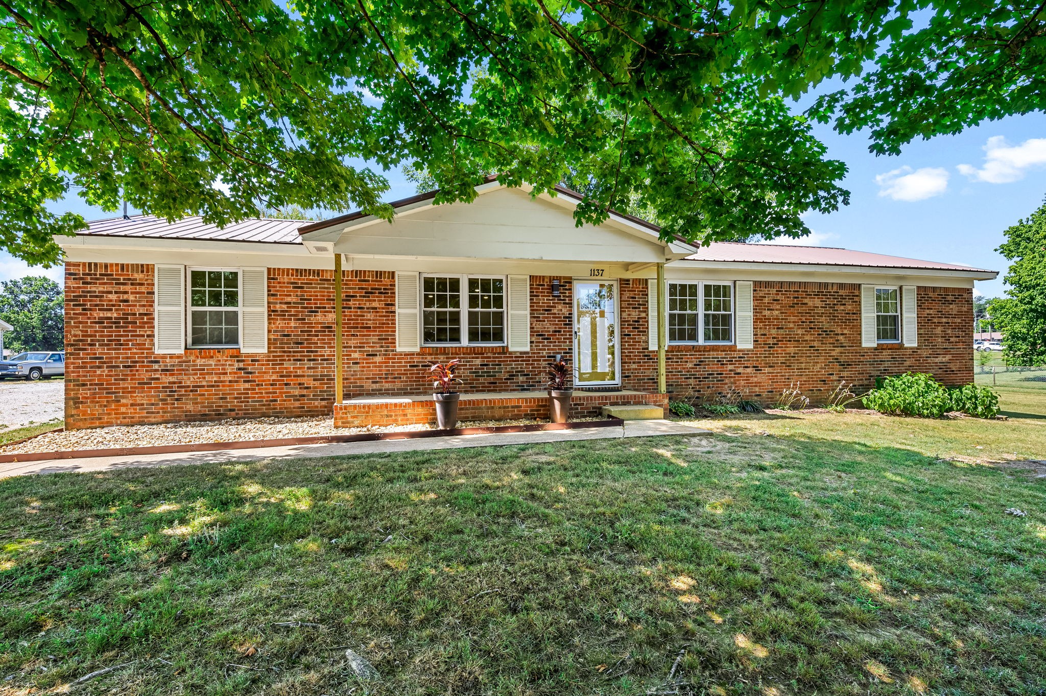 1137 Iris St