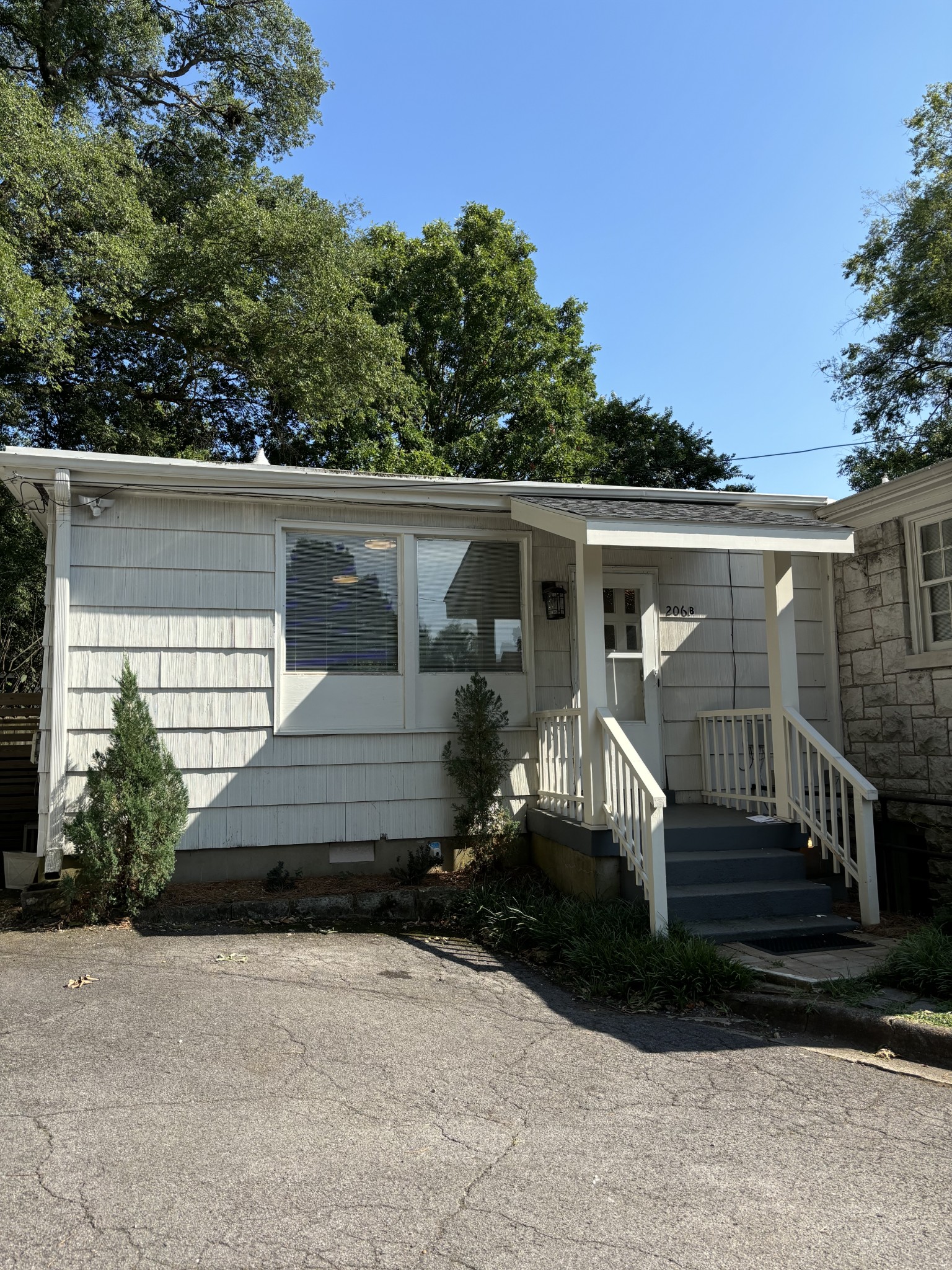 206B Elmington Ave