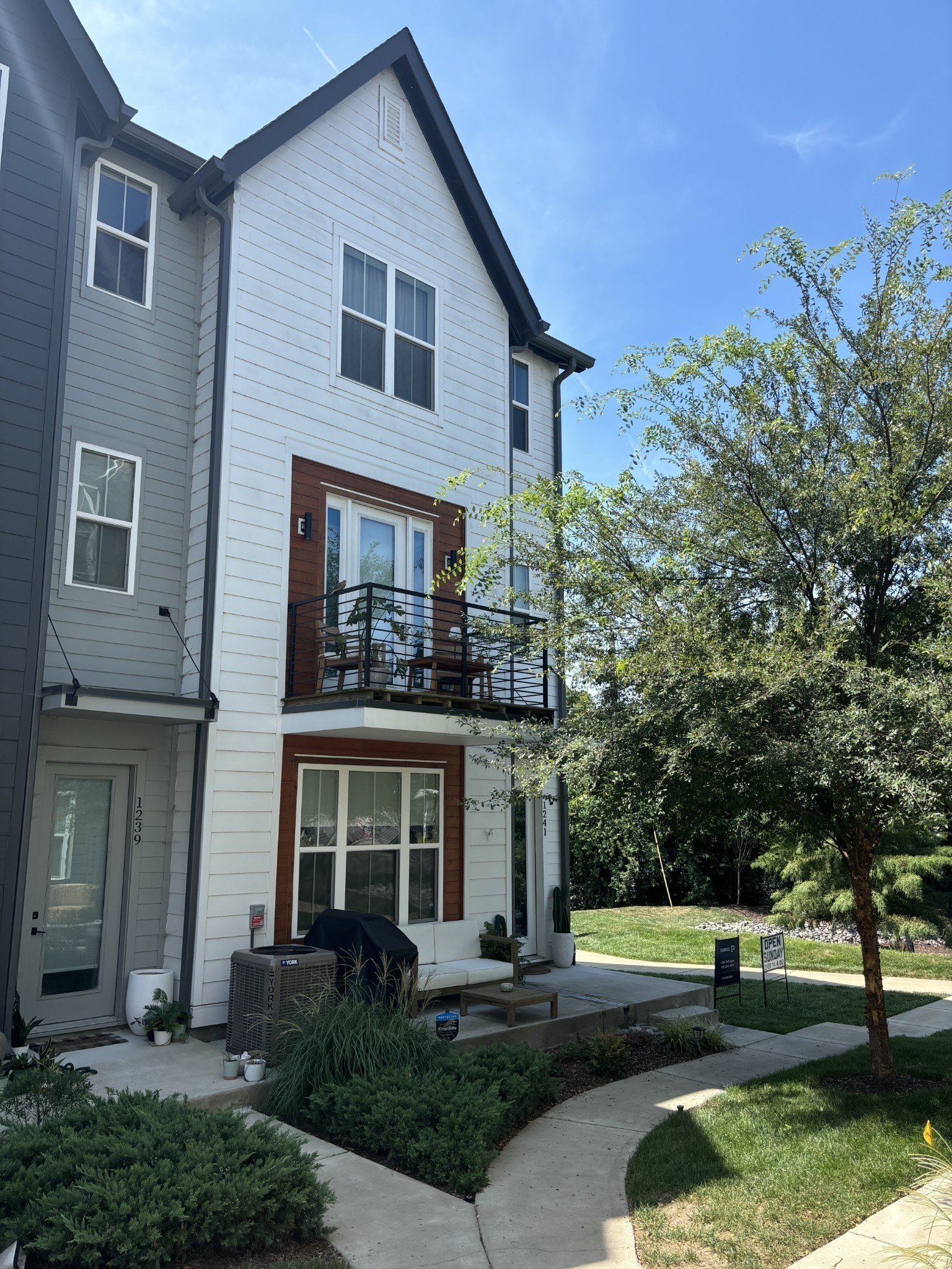 1241 Nations Dr Unit: End Unit