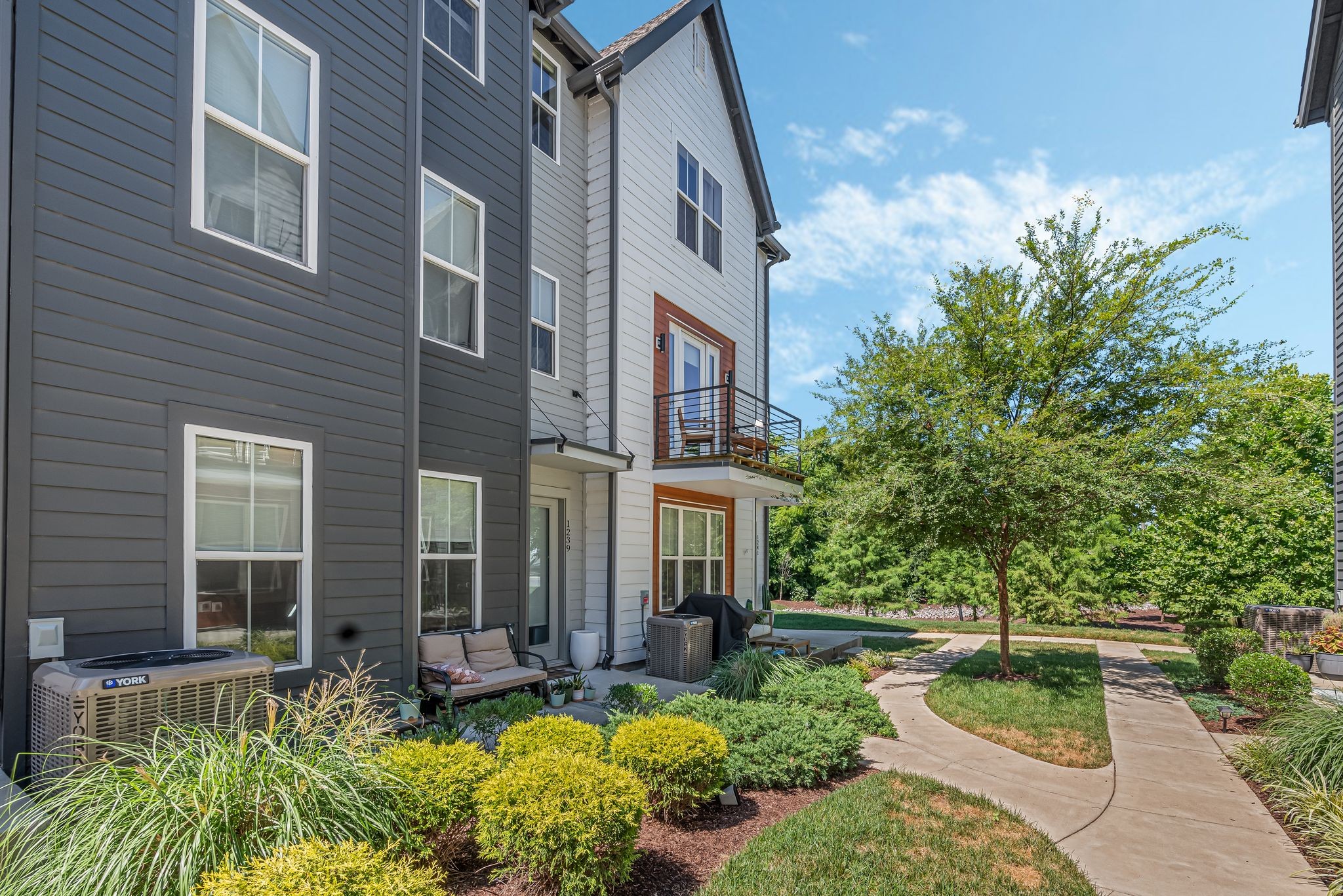 1241 Nations Dr Unit: End Unit