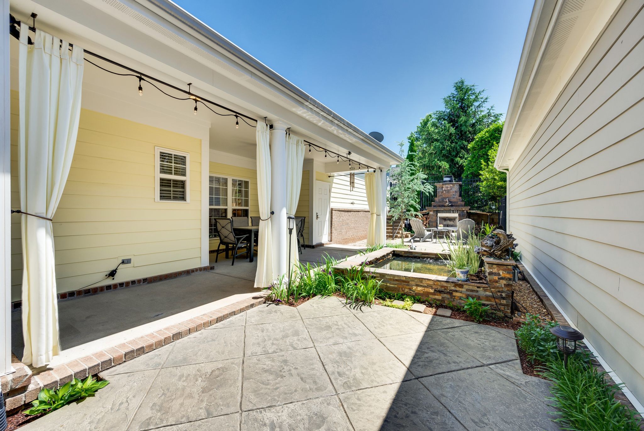 1013 Eden Park Dr