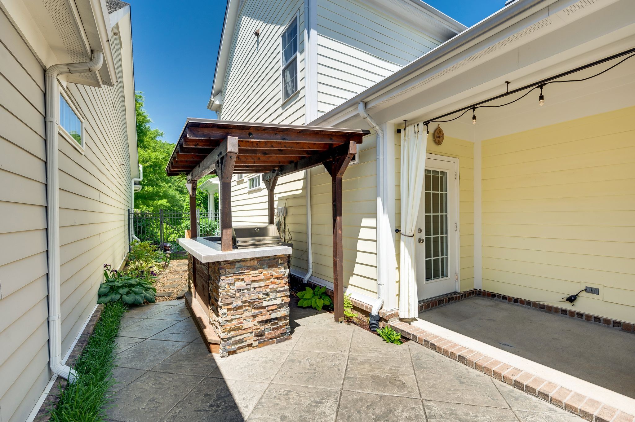 1013 Eden Park Dr