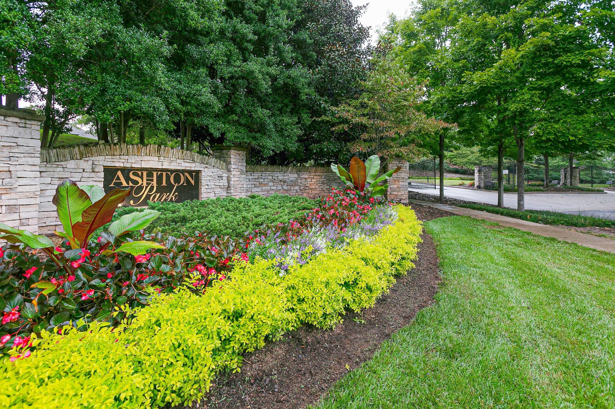 1013 Eden Park Dr