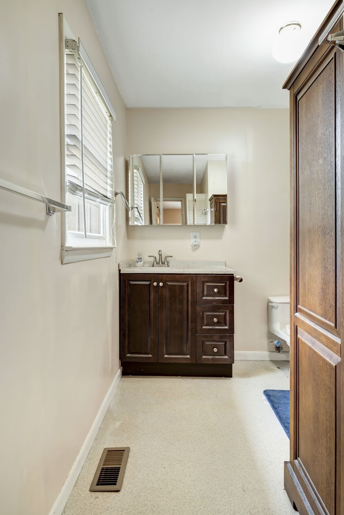 104 Foxland Dr