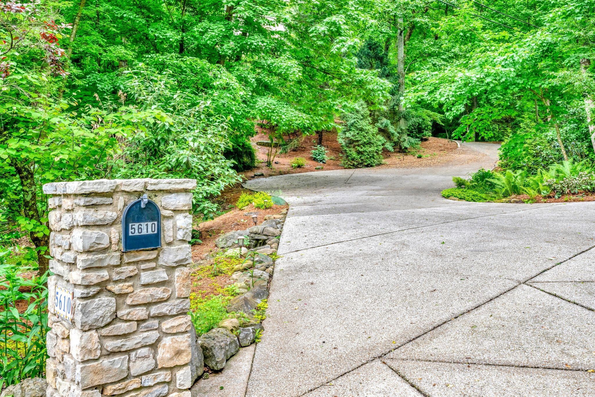 5610 Hillview Dr
