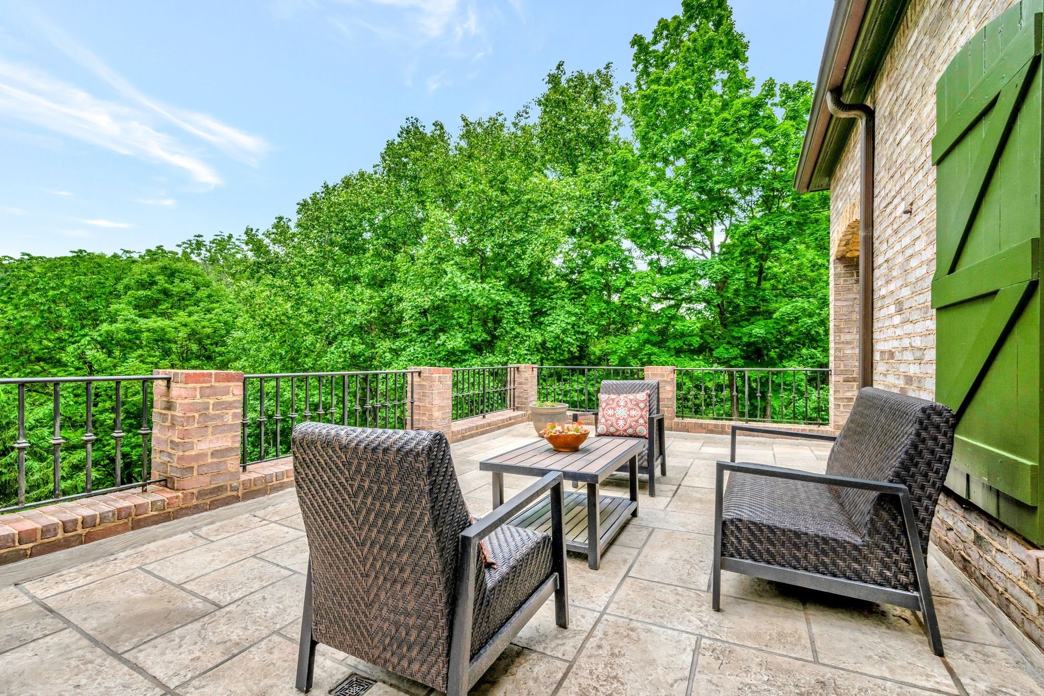 5610 Hillview Dr