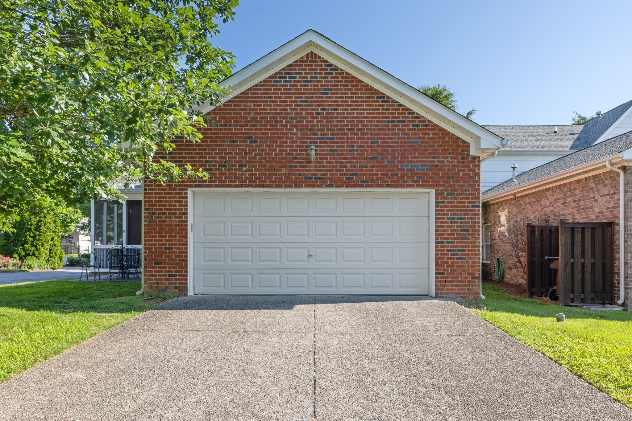 305 Meadowglade Ln